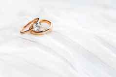 金婚礼环钻石白色织物象征爱婚姻
