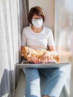 女人医疗面具远程作品首页坐在窗口