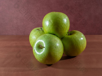 绿色苹果铜现代木背景