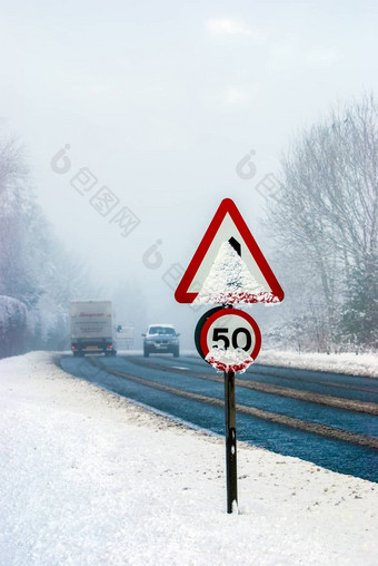 雪路交通标志重降雪国家路