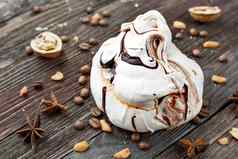 大美味的蛋白酥皮乡村木背景香料巧克力甜点茴香星星咖啡豆子核桃