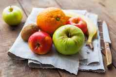 健康的零食背景红色的绿色苹果橙色香蕉猕猴桃乡村木背景