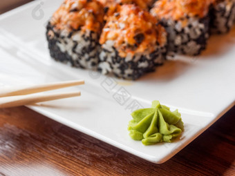 芥末酱酱汁卷鳗鱼香菇蘑菇黑色的芝麻辣的酱汁亚洲厨房传统的菜寿司