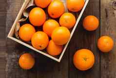 盒子完整的新鲜的橙子水果收获乡村木背景