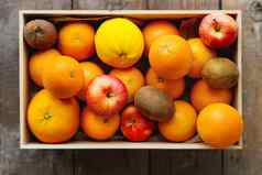 盒子完整的新鲜的水果水果收获苹果橙子柠檬猕猴桃乡村木表格
