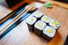 卷紫菜海藻鳄梨腌姜我是酱汁亚洲厨房传统的菜寿司
