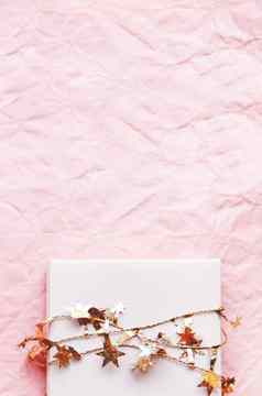 情人节一天现在白色盒子金星星丝带礼物盒子粉红色的皱巴巴的纸背景复制空间