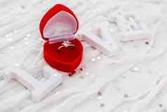 词爱白色织物背景订婚钻石环红色的礼物盒子好情人节一天卡片的地方文本
