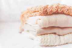 桩米色羊毛衣服白色背景温暖的针织毛衣围巾折叠堆模仿新浪微博风格语气