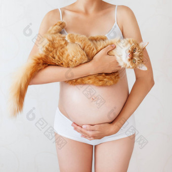 怀孕了女人白色内衣可爱的姜猫年轻的女人期待婴儿风险感染弓<strong>形体</strong>病