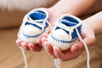 婴儿鞋子handknitted运动鞋男孩女孩用钩针编织手工制作的半靴爸爸的手新父亲礼物针织鞋子