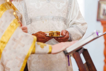 婚礼仪式正统的教堂牧师持有金杯酒细节仪式俄罗斯