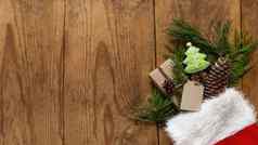 圣诞节礼物包装圣诞老人的红色的袜子自然冷杉树图亚分支机构装饰前视图平躺木表格手使一年礼物