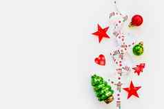 丝带圣诞节模式北欧几何雪花一年装饰明亮的色彩斑斓的球冷杉树明星的地方文本平躺前视图