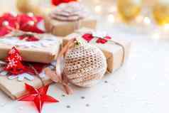 圣诞节一年背景钩针编织的手工制作的球礼物装饰圣诞节树假期背景星星五彩纸屑光灯泡的地方文本