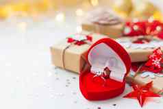 圣诞节一年背景订婚环礼物装饰圣诞节树假期背景星星五彩纸屑光灯泡的地方文本