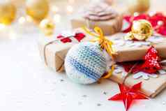 圣诞节一年背景钩针编织的手工制作的球礼物装饰圣诞节树假期背景星星五彩纸屑光灯泡的地方文本