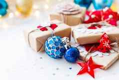 圣诞节一年背景蓝色的装饰球礼物装饰圣诞节树假期背景星星五彩纸屑光灯泡的地方文本