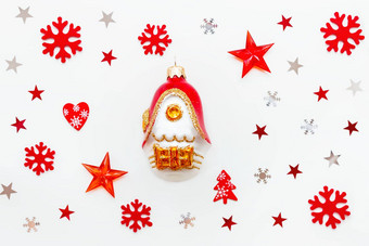 圣诞节一年假期背景装饰红色的银星星感觉雪花明亮的房子明星五彩纸屑平躺前视图白色背景