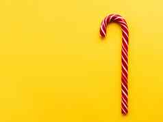 圣诞节糖果锥黄色的背景色彩斑斓的假期甜蜜的明亮的复制空间甜点xxx红色的白色条纹