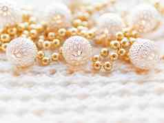 圣诞节一年装饰白色针织背景金属光灯泡精致的模式金珠子