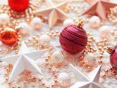 圣诞节一年明星装饰白色针织背景金属光灯泡精致的模式金珠子红色的球