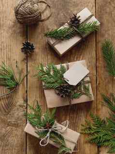 圣诞节礼物包装工艺纸自然冷杉树图亚分支机构装饰前视图木表格手使一年礼物