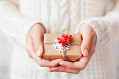 女人针织毛衣持有现在礼物包装工艺纸白色感觉雪花红色的冷杉树Diy包圣诞节礼物