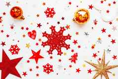圣诞节一年假期背景装饰闪亮的金球红色的雪花明星五彩纸屑平躺前视图