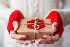女人白色针织毛衣连指手套持有现在礼物包装工艺纸钩针编织的红色的雪花Diy包装礼物