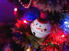 有趣的雪人球圣诞节树色彩斑斓的光灯泡