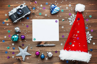圣诞节一年背景列表成形相机红色的圣诞老人的他装饰球星星银闪闪发光的雪花五彩纸屑木表格模拟的地方文本