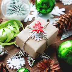 圣诞节一年背景礼物丝带球绿色装饰木背景礼物包装工艺纸红色的圣诞节树象征