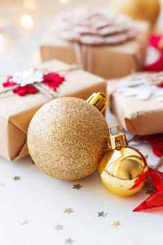 圣诞节一年背景金装饰球礼物装饰圣诞节树假期背景星星五彩纸屑光灯泡