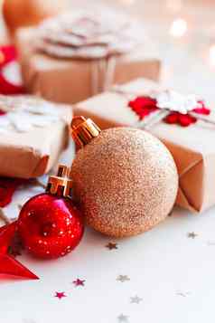 圣诞节一年背景金装饰球礼物装饰圣诞节树假期背景星星五彩纸屑光灯泡的地方文本