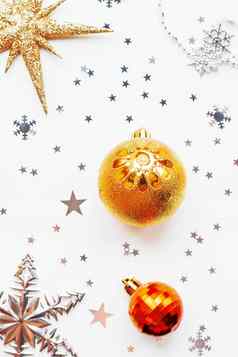 圣诞节一年假期背景装饰光灯泡银金闪亮的球雪花明星五彩纸屑平躺前视图