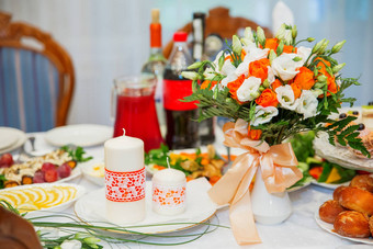 表格集婚礼宴会花束橙色玫瑰白色eustoma桔梗花可爱的传统母亲新娘新郎光蜡烛象征着家庭首页