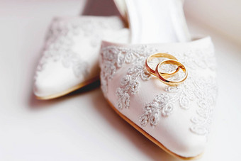 金婚礼环花边丝绸织物鞋子婚礼珠宝细节象征爱婚姻