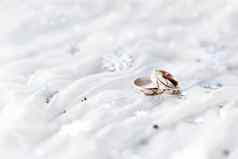 婚礼环白色假期背景闪闪发光的银雪花圣诞节装饰象征婚礼冬天时间