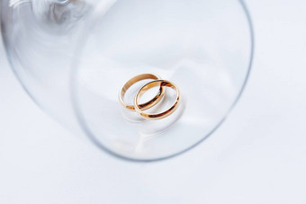 婚礼金环透明的玻璃象征爱婚姻有创意的图片玻璃闪闪发光的阳光