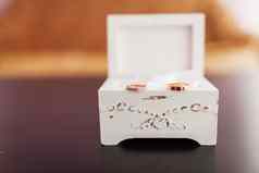 一对金婚礼环钻石白色破旧的装饰盒子美丽的象征爱婚姻