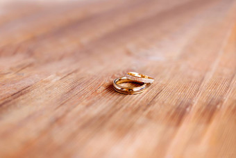 一对金婚礼环钻石破旧的木背景象征爱婚姻木婚礼周年纪念日