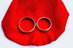 金婚礼环红色的玫瑰花瓣婚礼珠宝细节象征爱婚姻