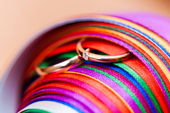 一对婚礼环堆栈彩虹彩色的丝带订婚环钻石五彩缤纷的装饰