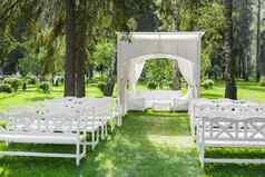 白色露台行长椅草坪上公园的地方休息婚礼仪式