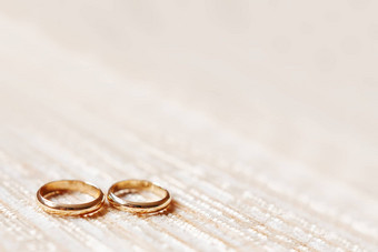 金婚礼环米色织物<strong>背景</strong>婚礼细节象征爱婚姻