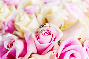 金婚礼环新娘花束粉红色的黄色的玫瑰传统的花作文婚礼仪式浪漫的象征爱婚姻