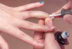 女人接收指甲修指甲服务专业男人。