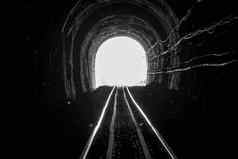 火车隧道铁路洞穴希望生活结束