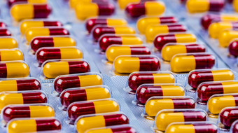 红黄胶囊药片泡包抗生素胶囊国内生产总值